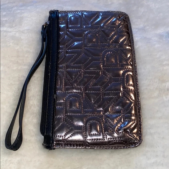 DKNY  Logo Wrislet - Picture 6 of 9